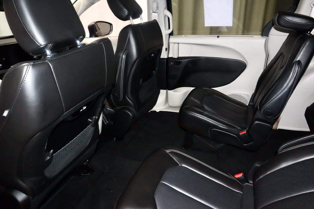 Used 2023 Chrysler Pacifica Touring-L FWD image 21
