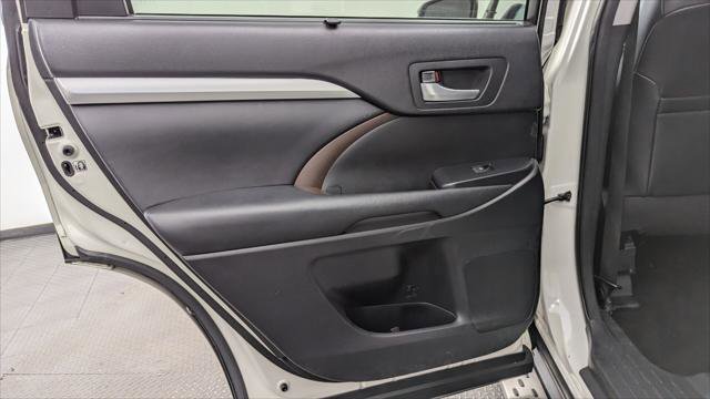 Used 2015 Toyota Highlander XLE image 16