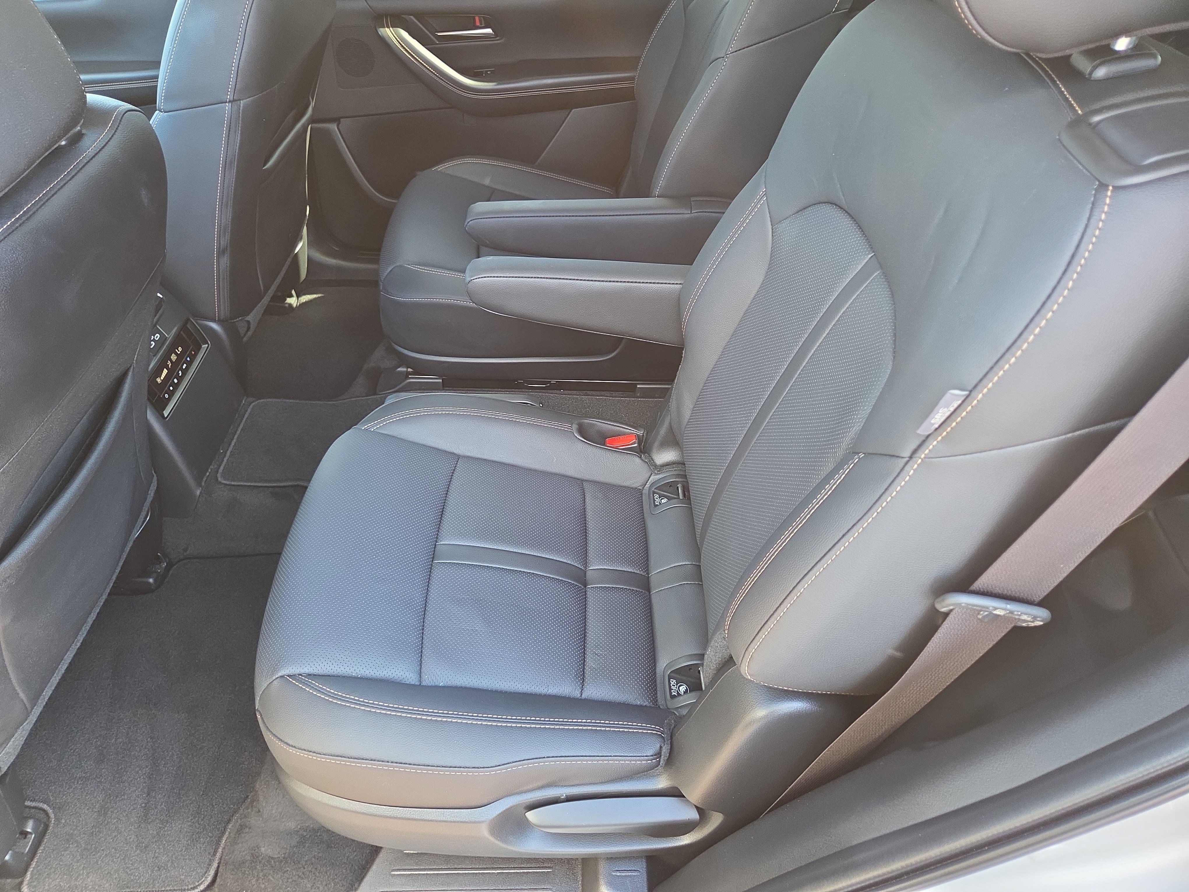 Used 2024 MAZDA CX-90 Plug-In Hybrid w/ Premium Pkg image 19