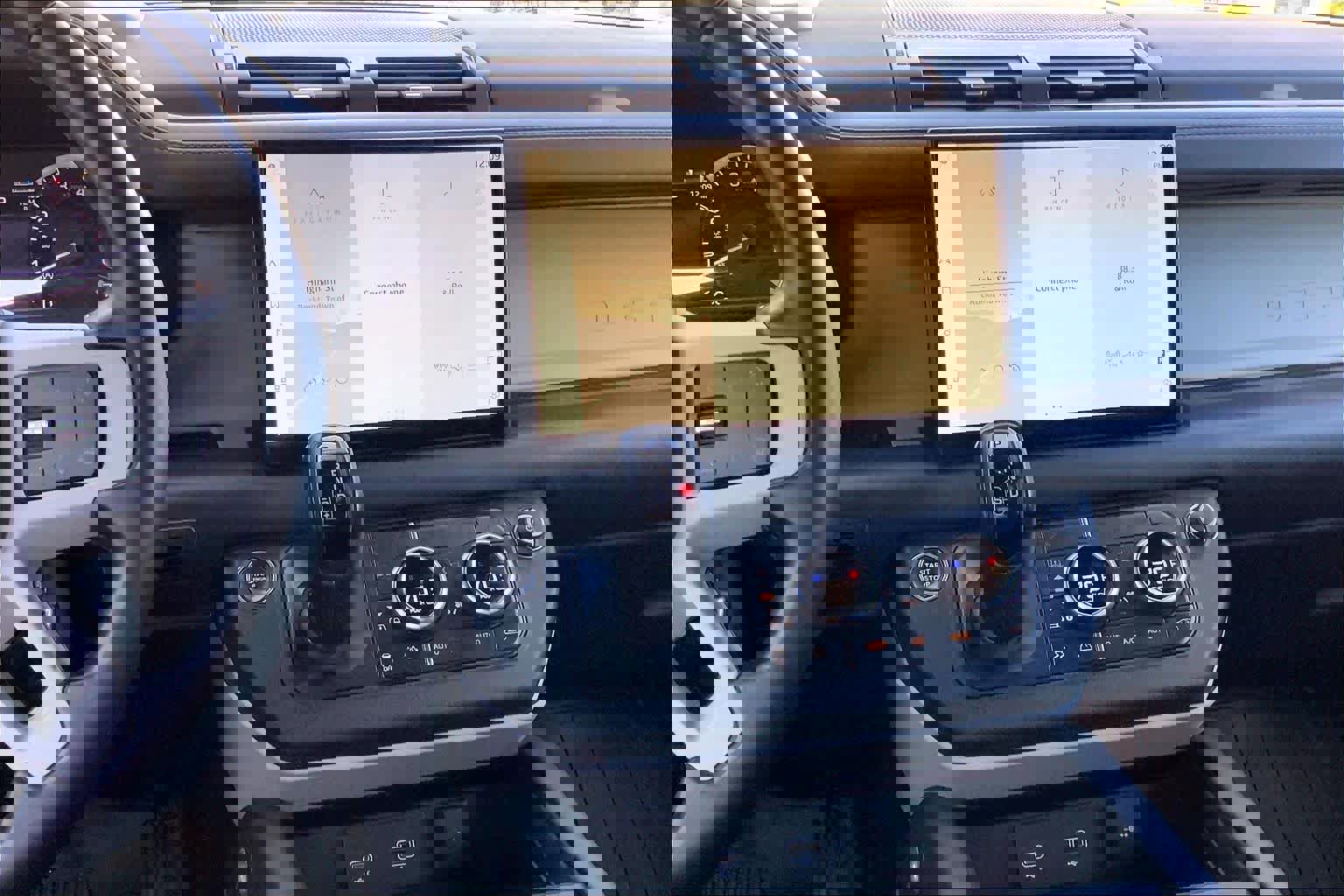 Used 2023 Land Rover Defender 130 X-Dynamic SE image 6