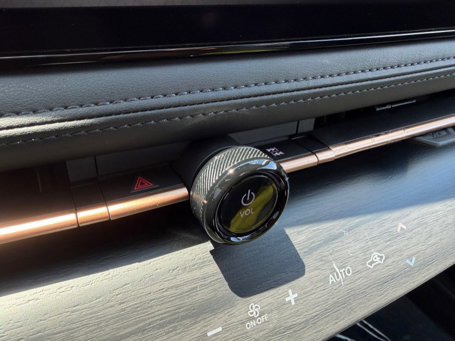 Used 2023 Nissan Ariya FWD image 27