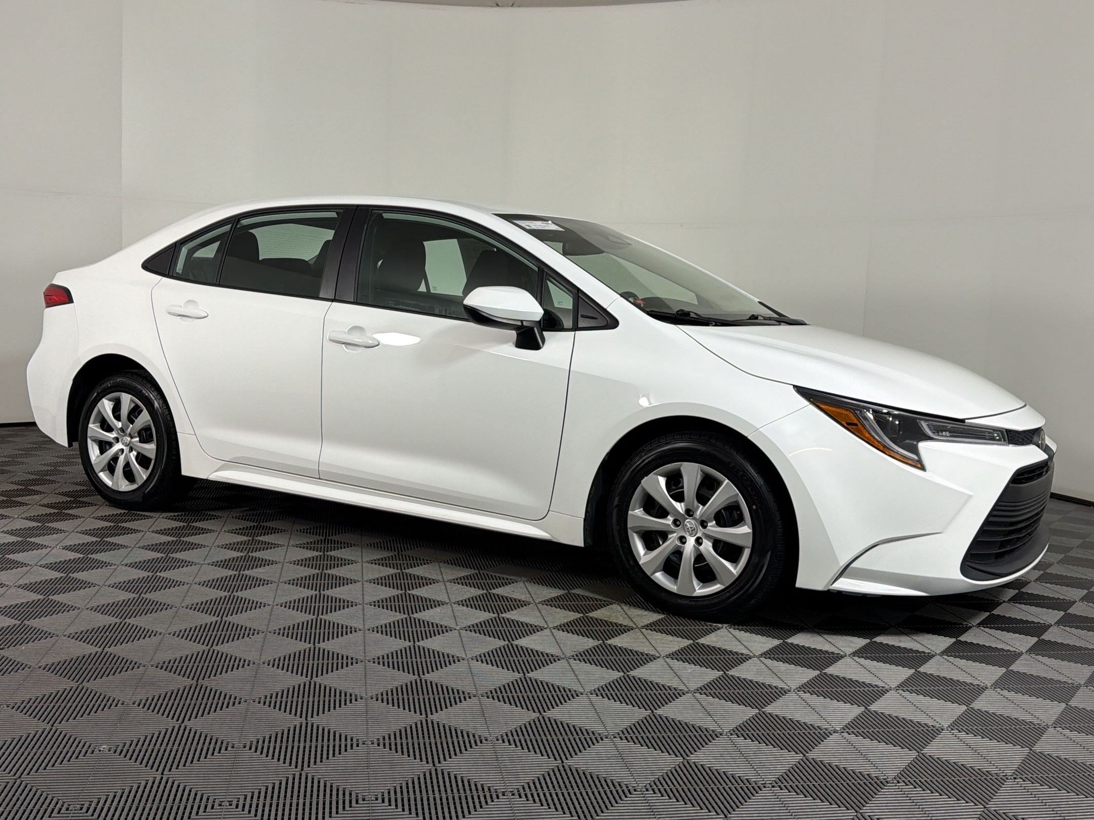 Used 2024 Toyota Corolla LE FWD image 6