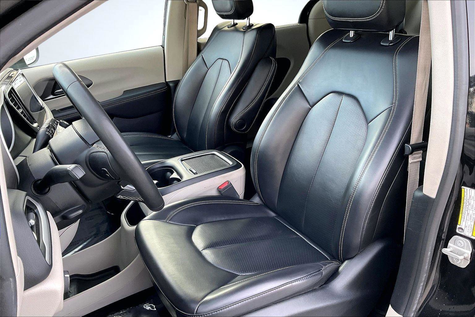 Used 2023 Chrysler Pacifica Touring-L image 24