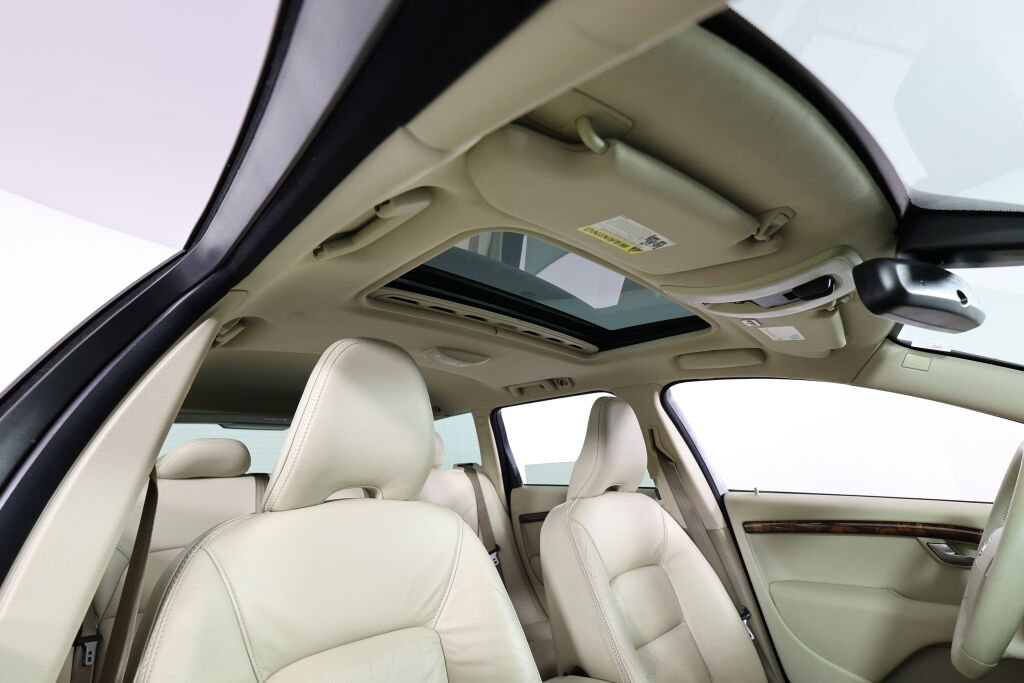 Used 2009 Volvo XC70 3.2 image 39