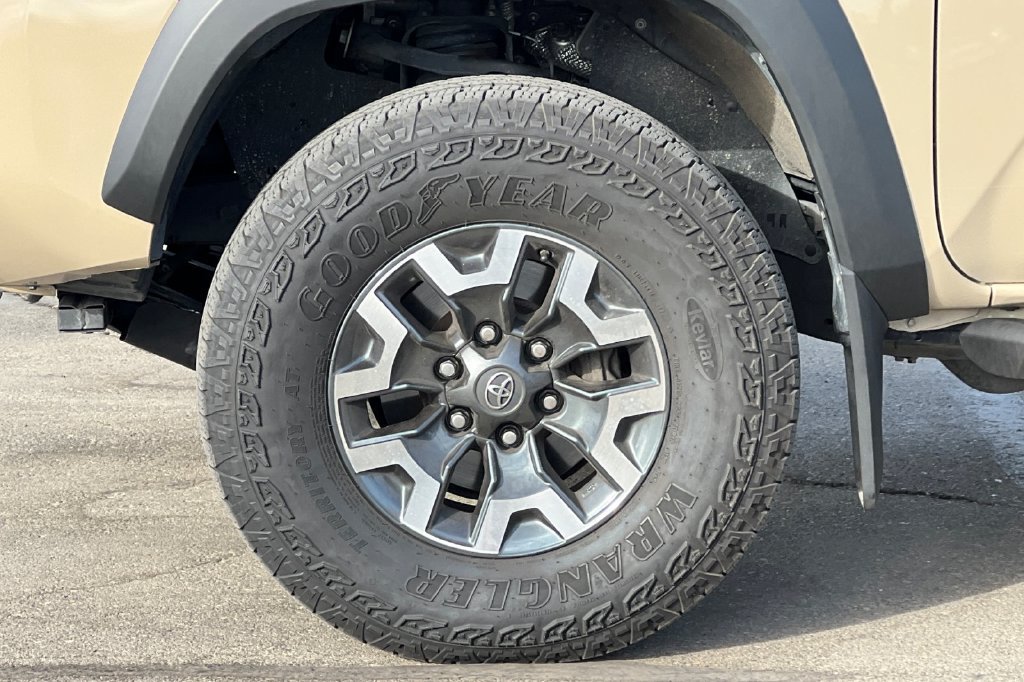 Certified 2020 Toyota Tacoma TRD Off-Road w/ Technology Package AWD/4WD image 28