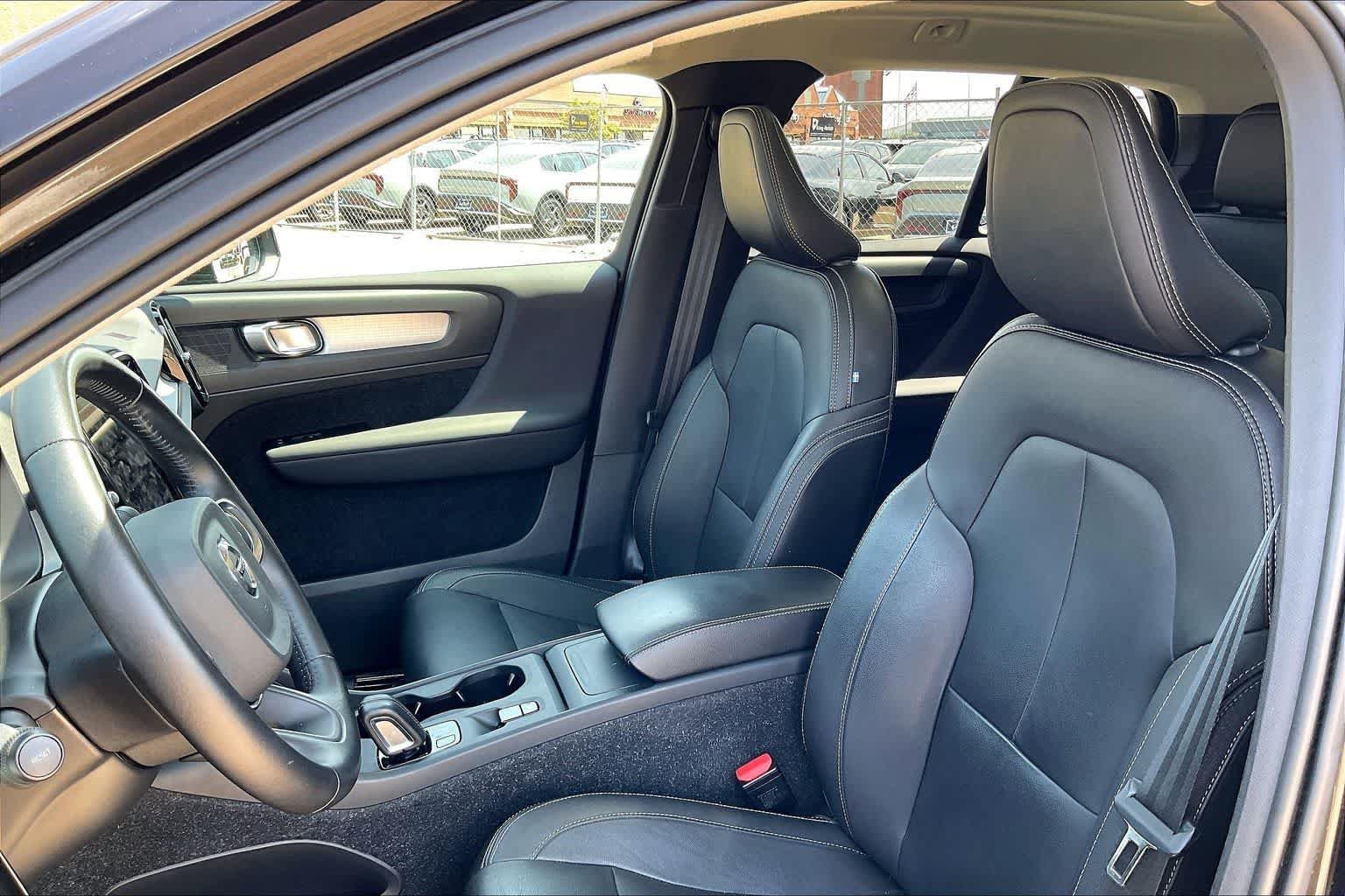 Used 2021 Volvo XC40 T5 Momentum w/ Climate Package AWD/4WD image 10