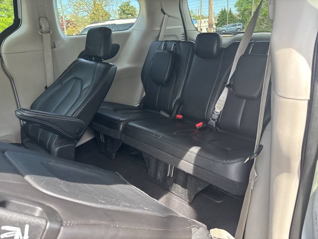 Used 2023 Chrysler Pacifica Touring-L FWD image 8