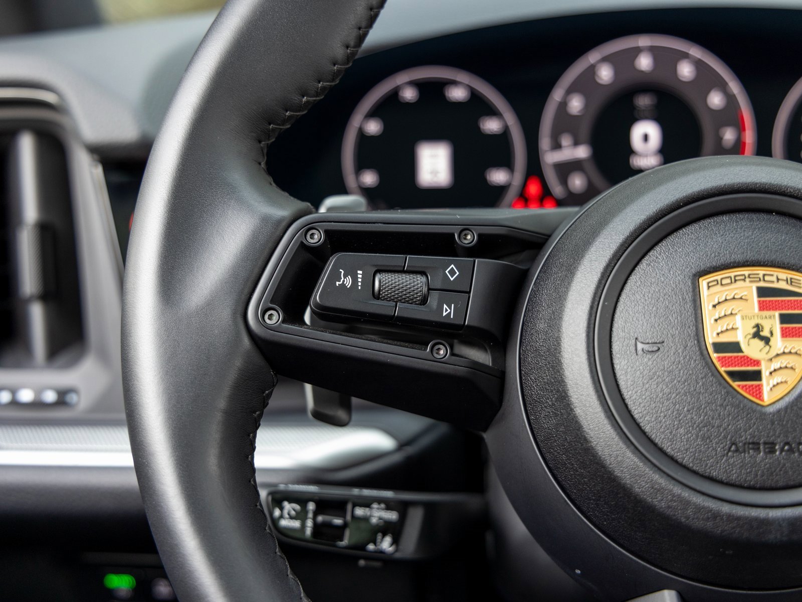 Certified 2025 Porsche Cayenne image 30