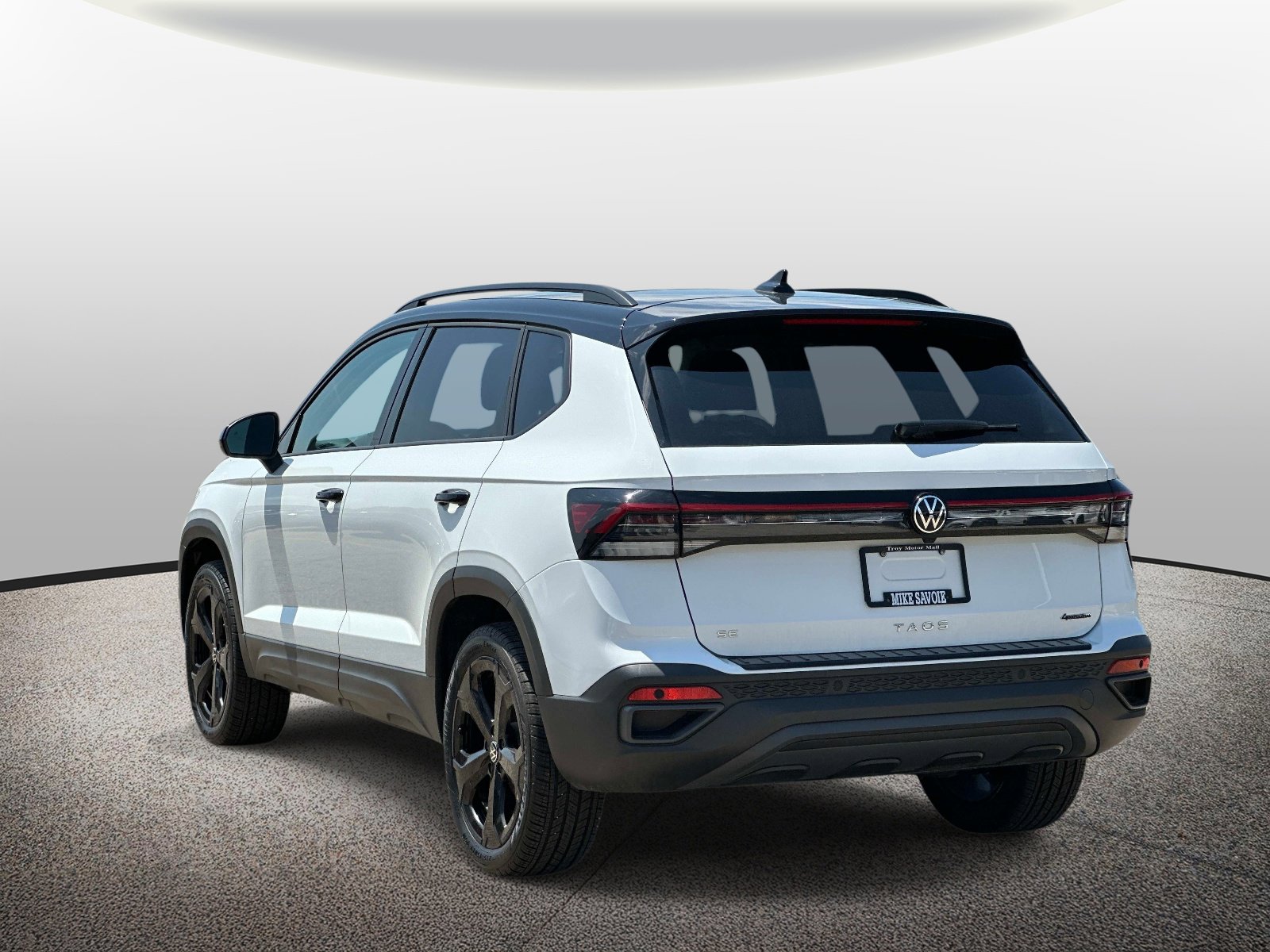 Used 2025 Volkswagen Taos SE AWD/4WD image 3