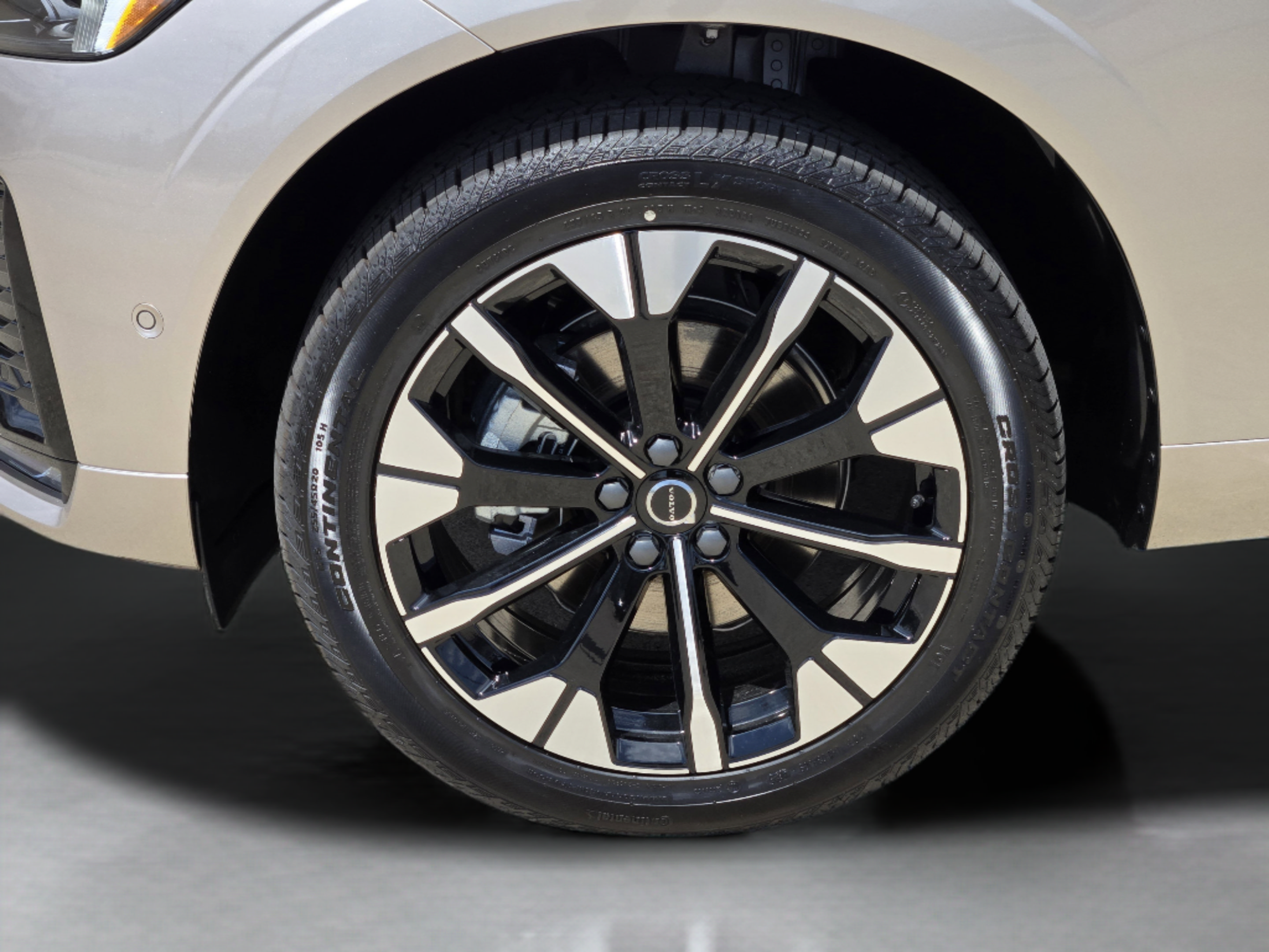 New 2026 Volvo XC60 B5 Plus w/ Protection Package Premier AWD/4WD image 29