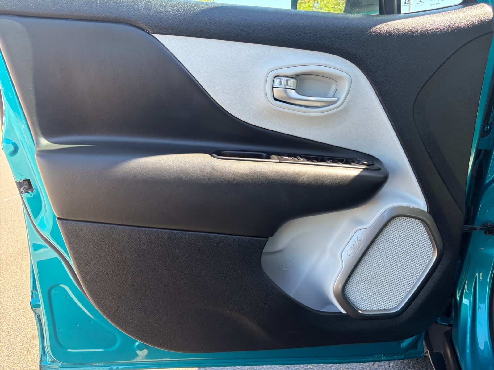Used 2022 Jeep Renegade Latitude w/ Convenience Group AWD/4WD image 14