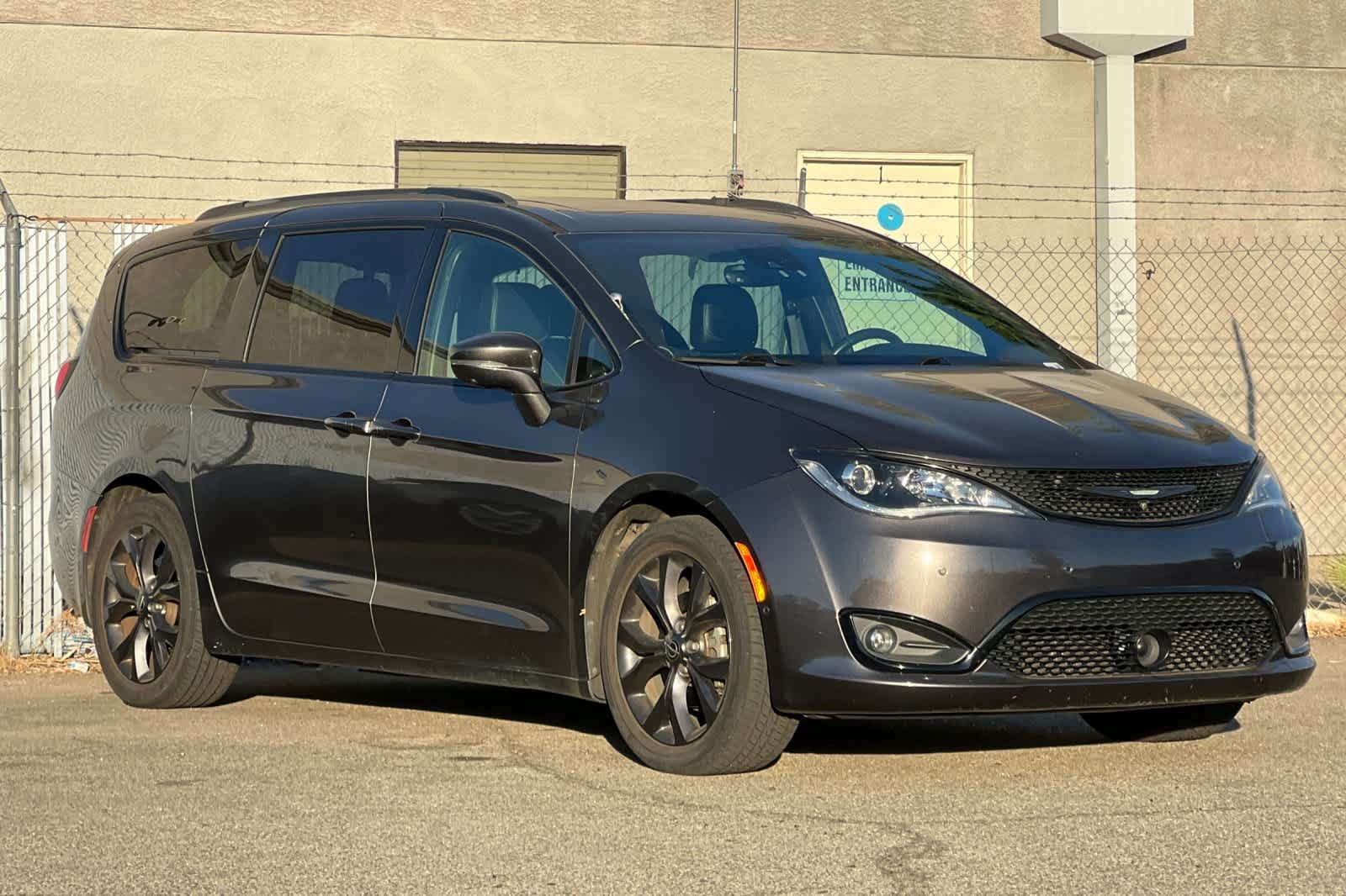 Used 2018 Chrysler Pacifica Limited w/ Advanced Safetytec Group FWD image 7