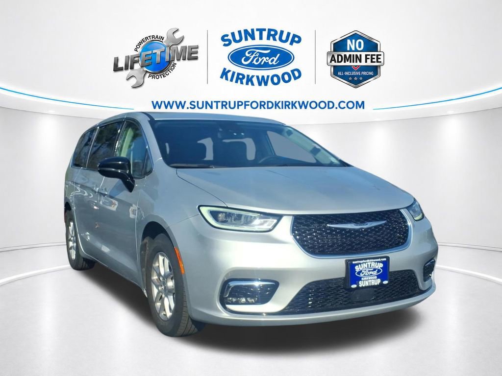 Used 2024 Chrysler Pacifica Touring-L FWD image 2