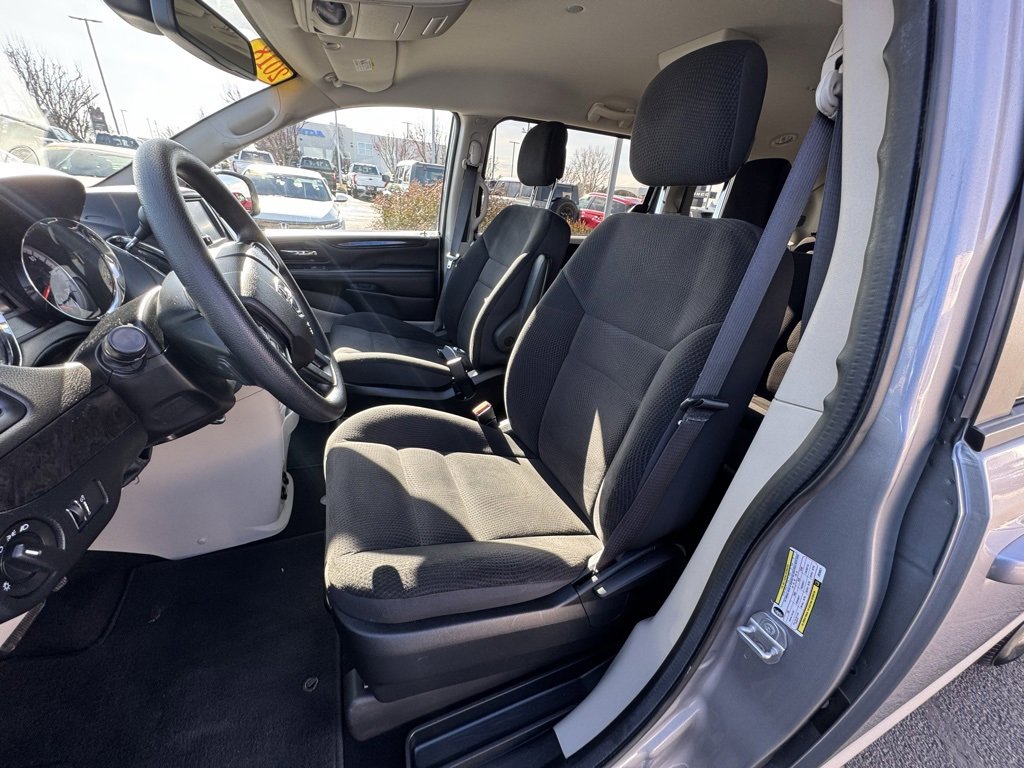 Used 2018 Dodge Grand Caravan SE w/ UConnect Hands-Free Group image 16