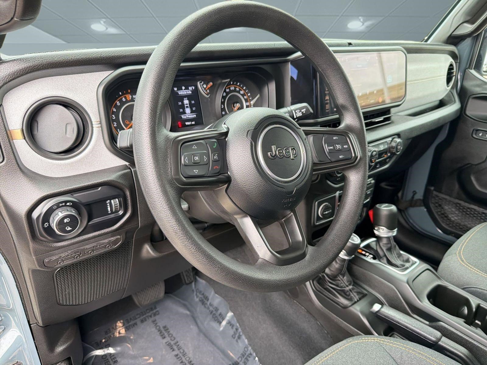 Used 2025 Jeep Gladiator Sport image 4