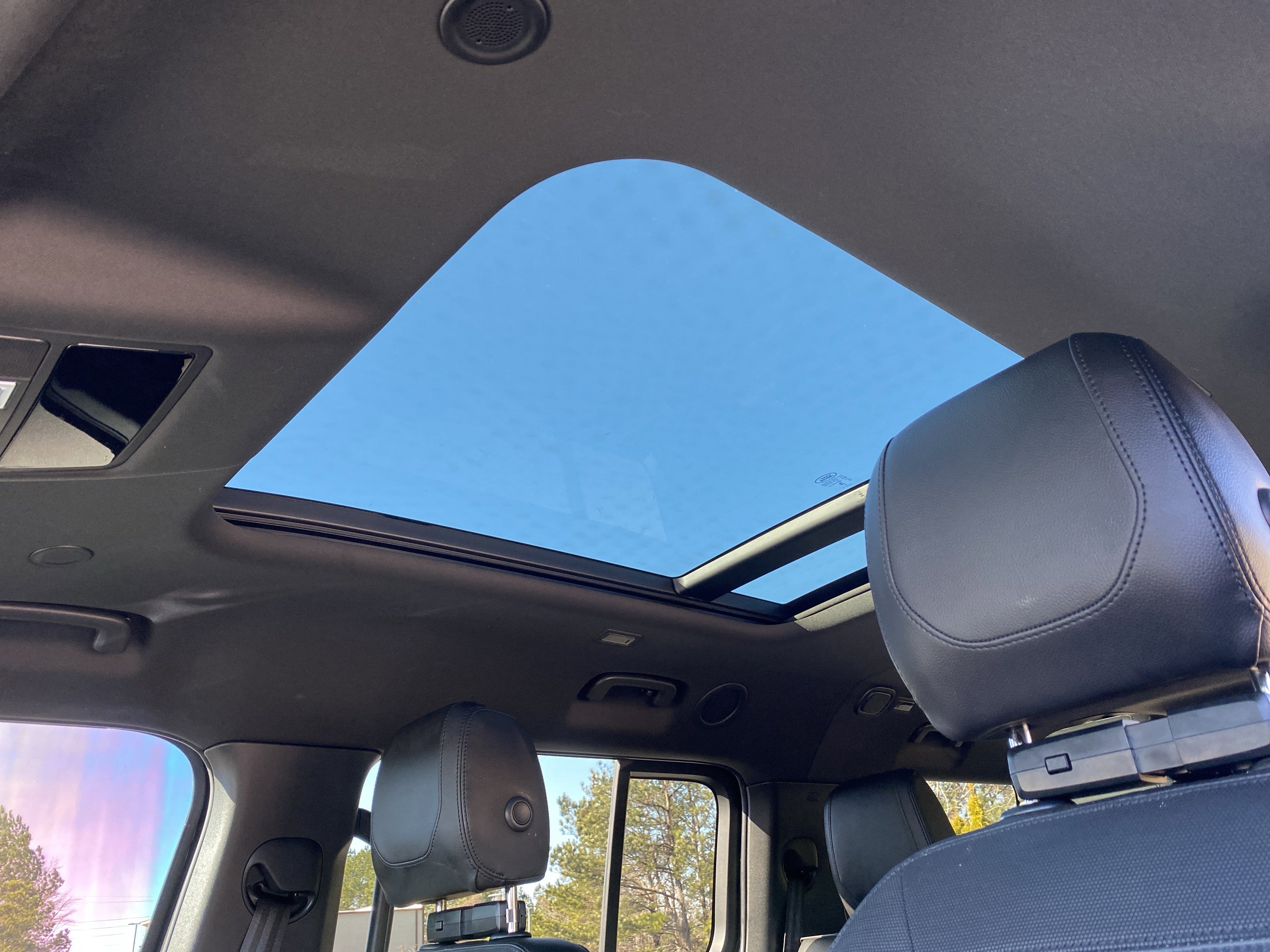 Used 2023 Land Rover Defender 130 X-Dynamic SE image 9