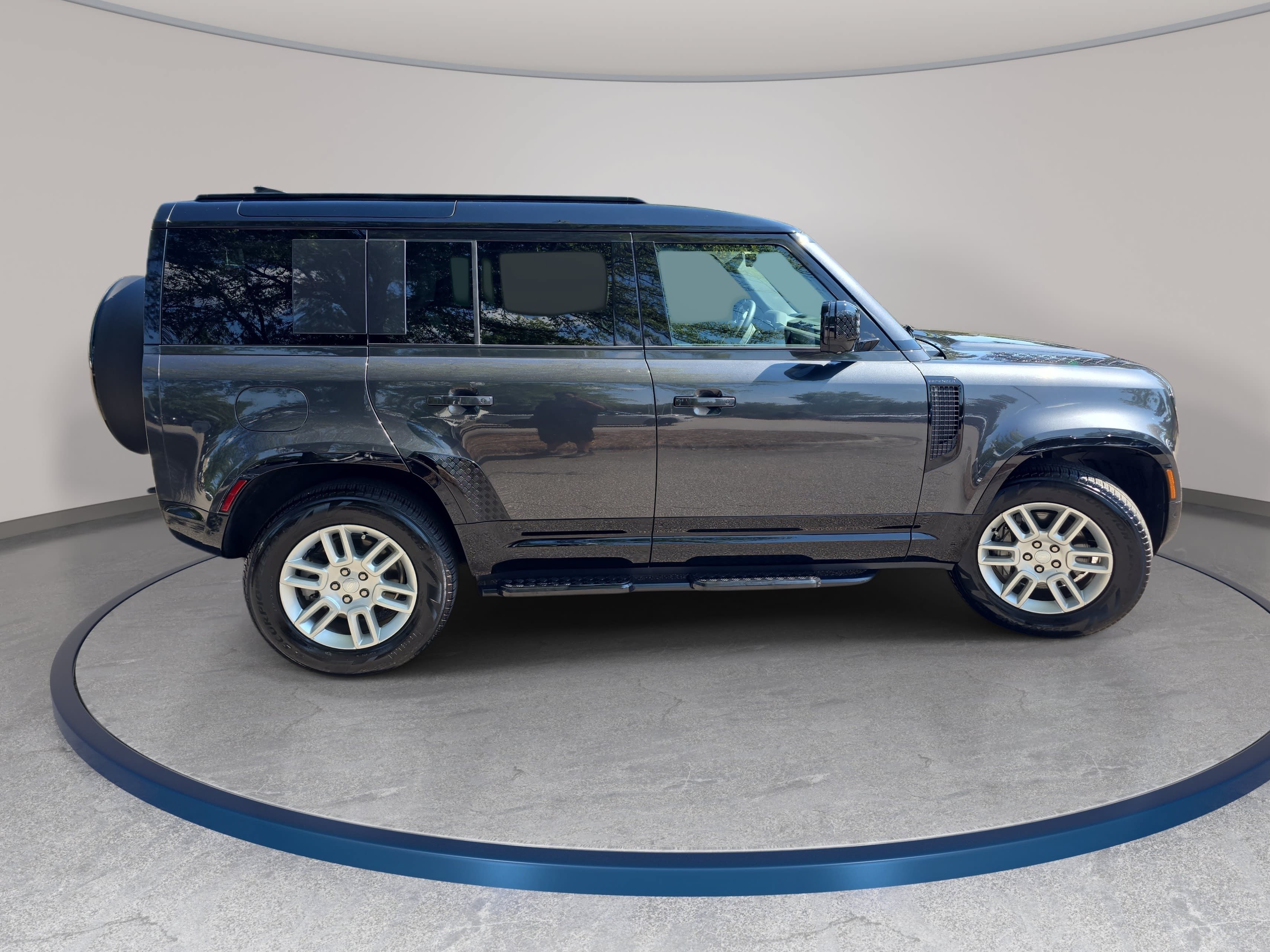 Used 2025 Land Rover Defender 110 X-Dynamic SE AWD/4WD image 4
