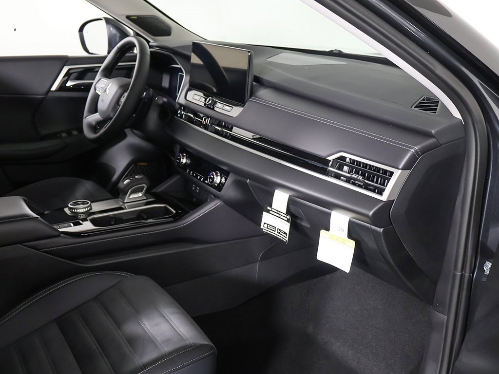 New 2025 Mitsubishi Outlander SE image 28