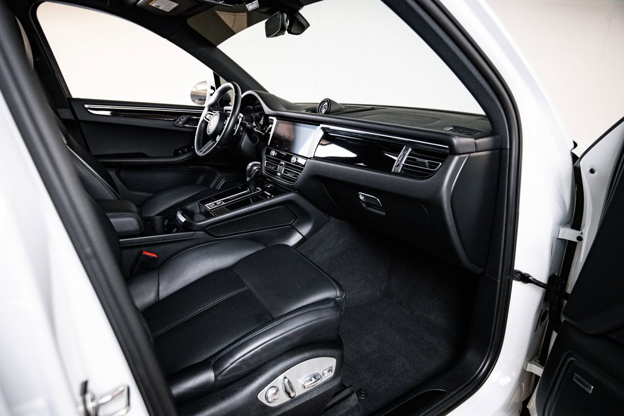 Certified 2023 Porsche Macan Turbo AWD/4WD image 28