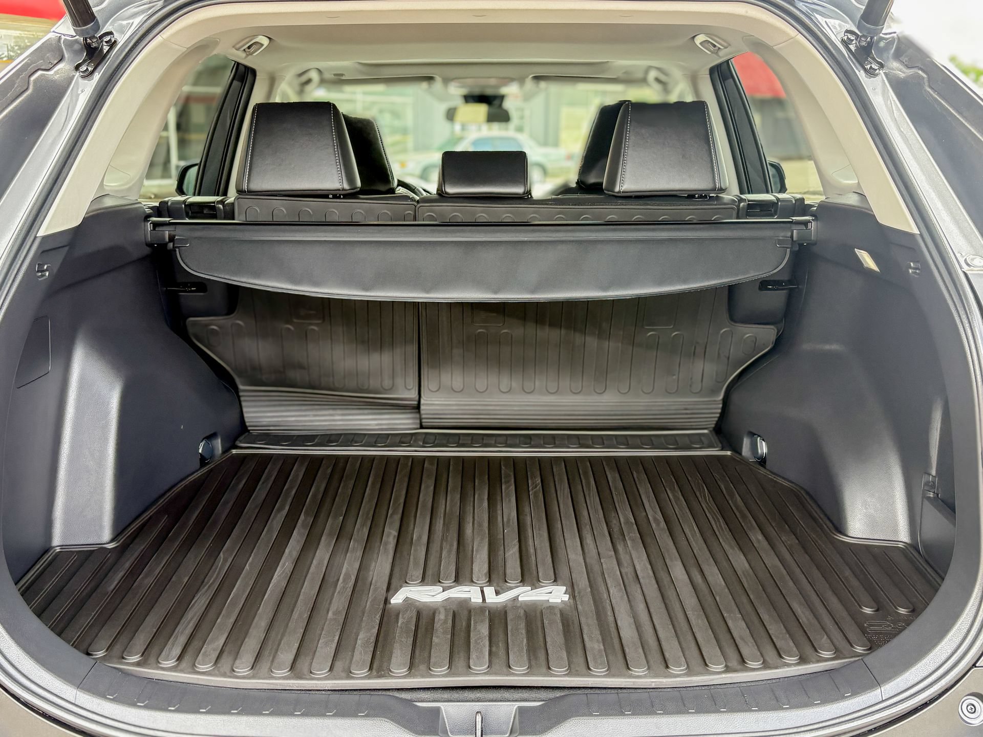 Used 2023 Toyota RAV4 XLE Premium FWD image 32