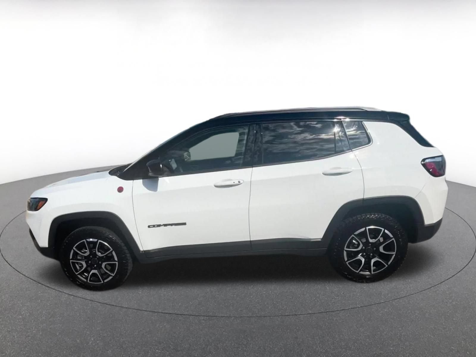 Used 2025 Jeep Compass Trailhawk AWD/4WD image 7