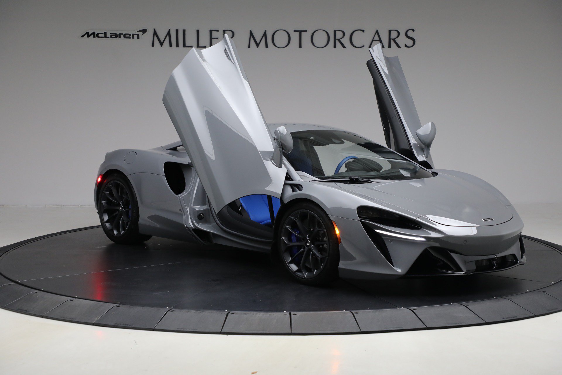 Used 2023 McLaren Artura RWD image 20