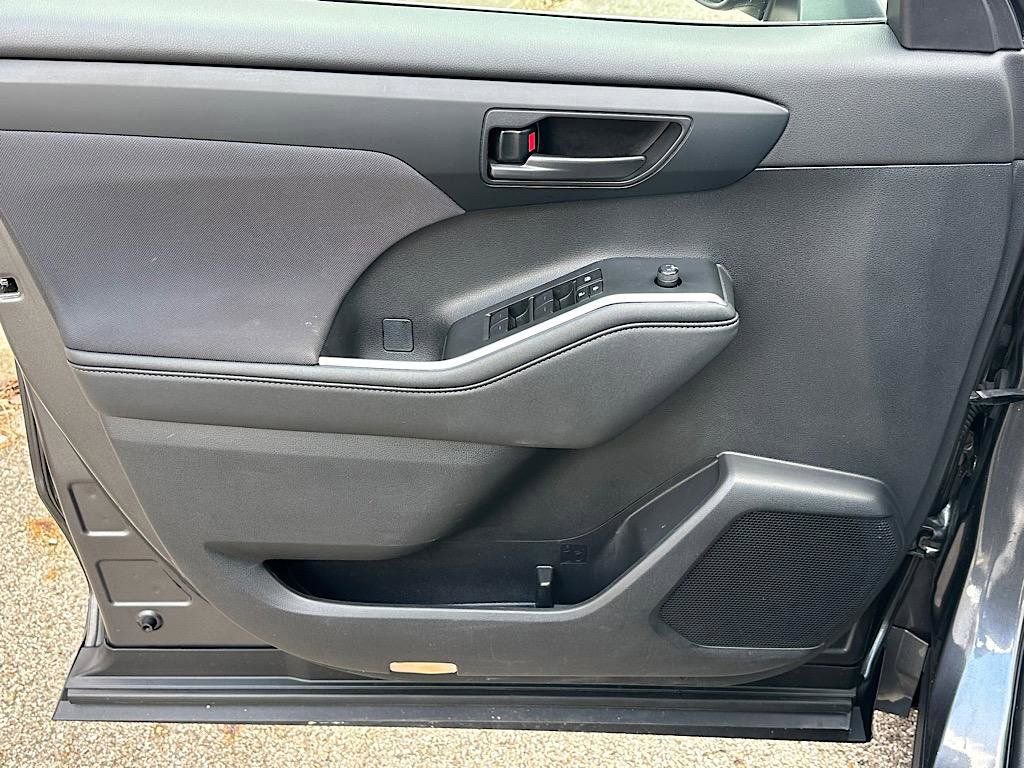 Certified 2024 Toyota Highlander Limited image 16