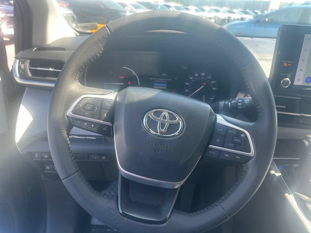 Used 2025 Toyota Sienna XLE FWD image 15