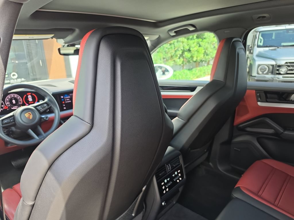 Used 2024 Porsche Cayenne AWD/4WD image 13