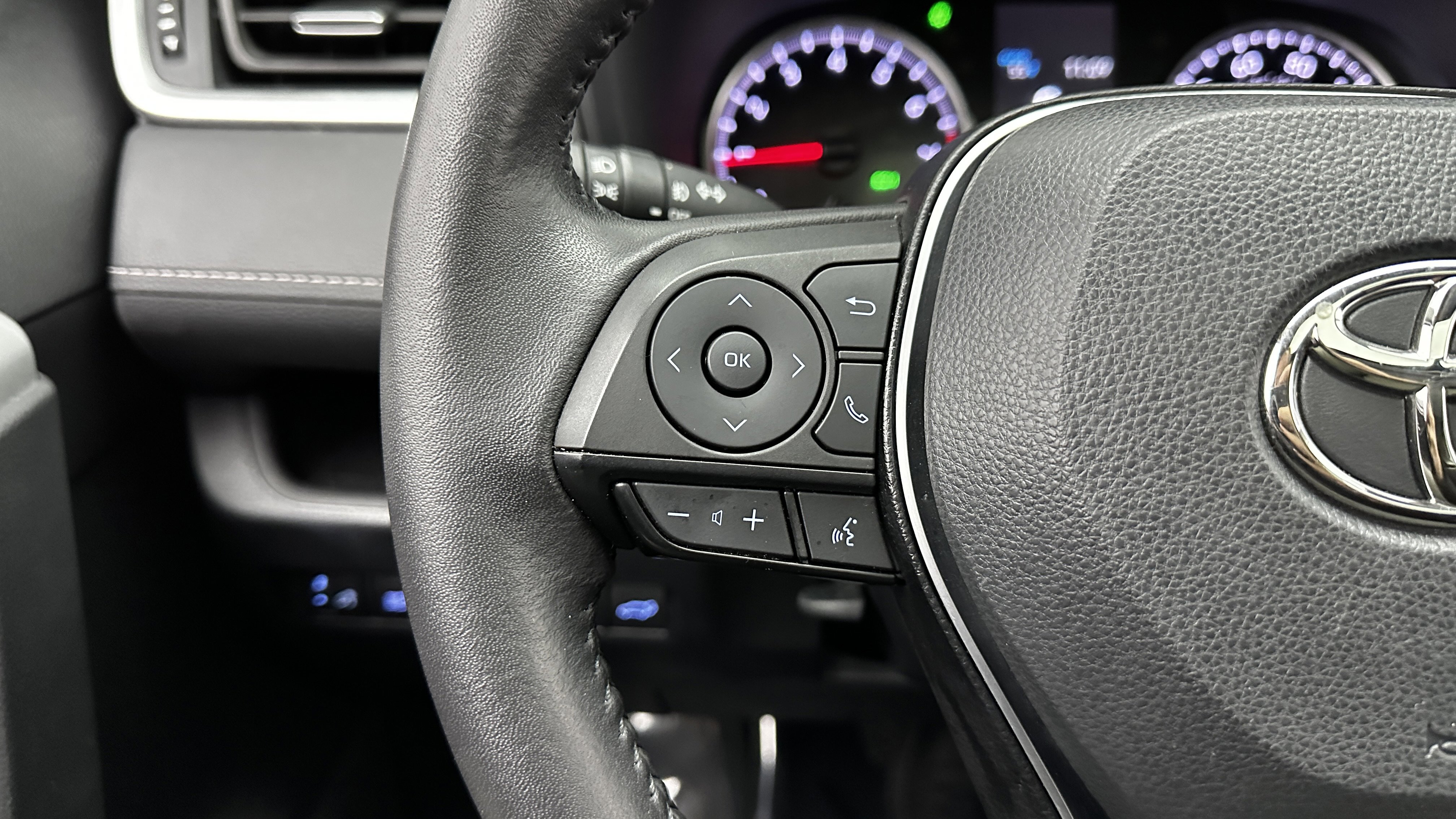 Used 2022 Toyota RAV4 XLE Premium image 22