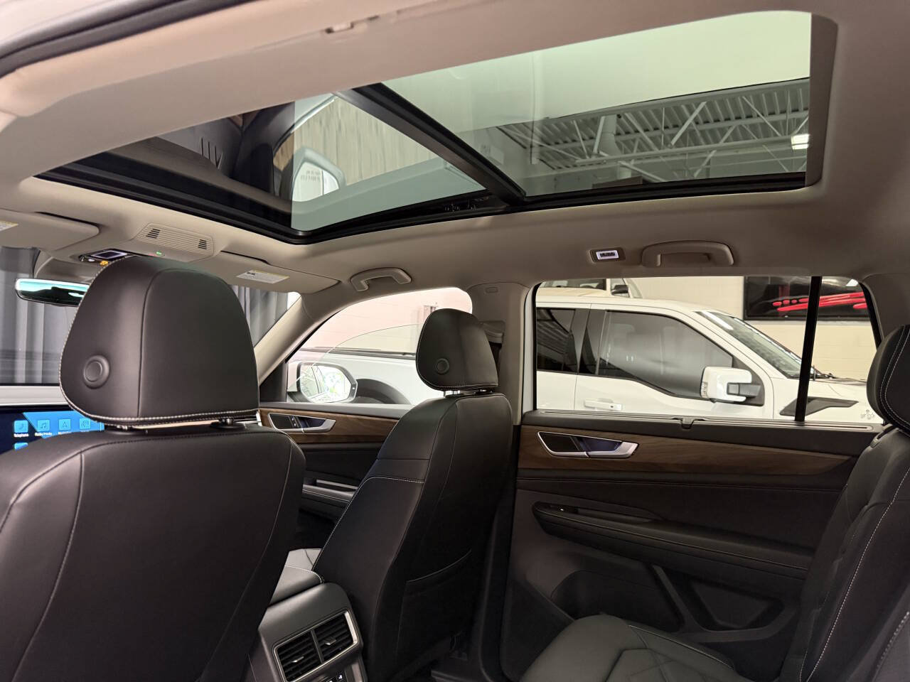 Used 2024 Volkswagen Atlas SE w/ Panoramic Sunroof Package AWD/4WD image 23
