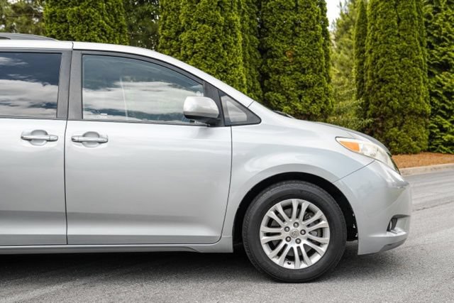 Used 2015 Toyota Sienna XLE w/ XLE Navigation Package FWD image 14