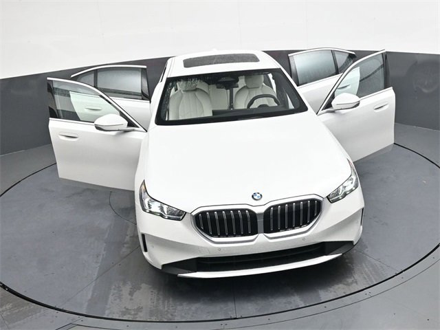 Used 2024 BMW 530i w/ Convenience Package image 34