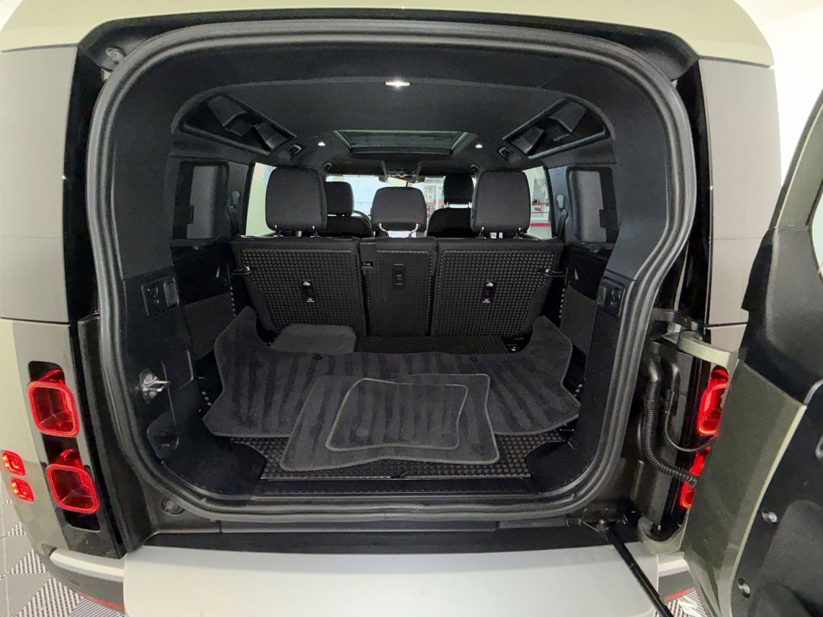 Used 2025 Land Rover Defender 110 S image 26