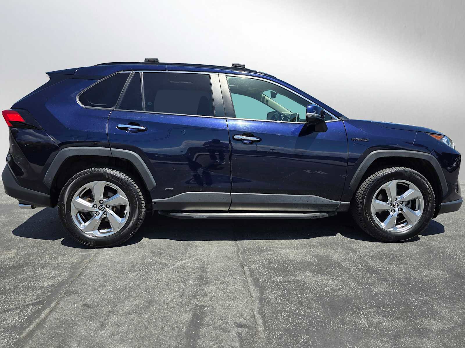 Used 2019 Toyota RAV4 Limited AWD/4WD image 2