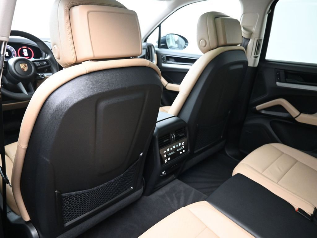 Used 2025 Porsche Cayenne image 10