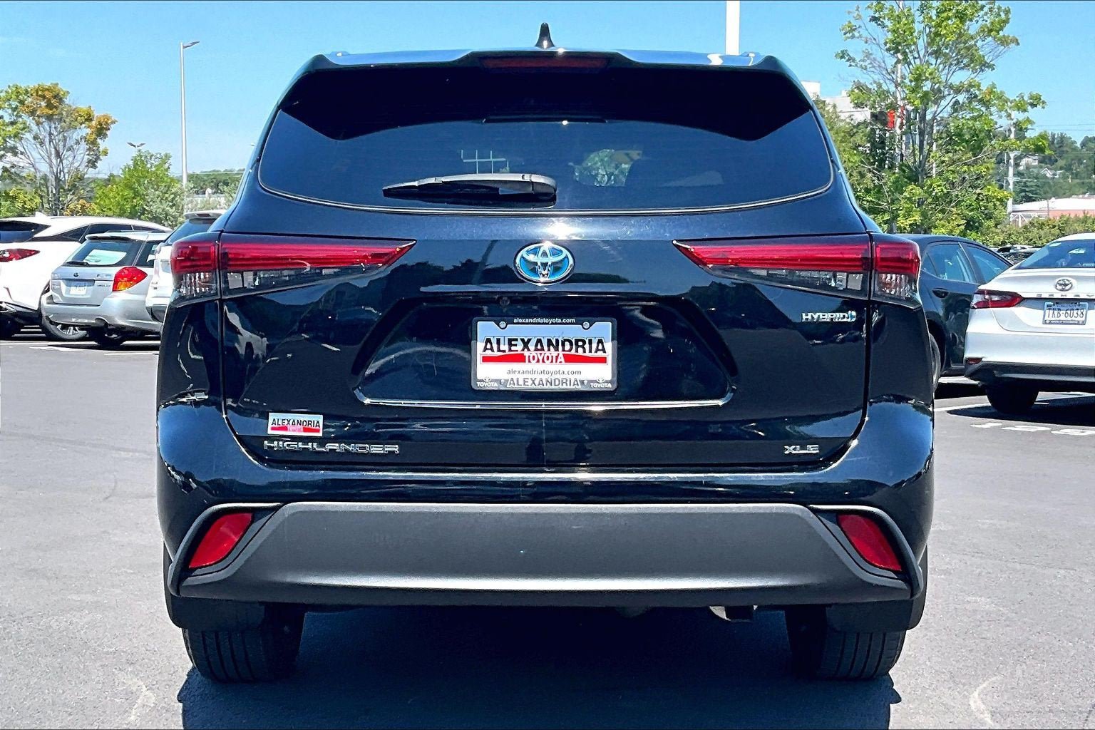 Used 2021 Toyota Highlander XLE AWD/4WD image 4