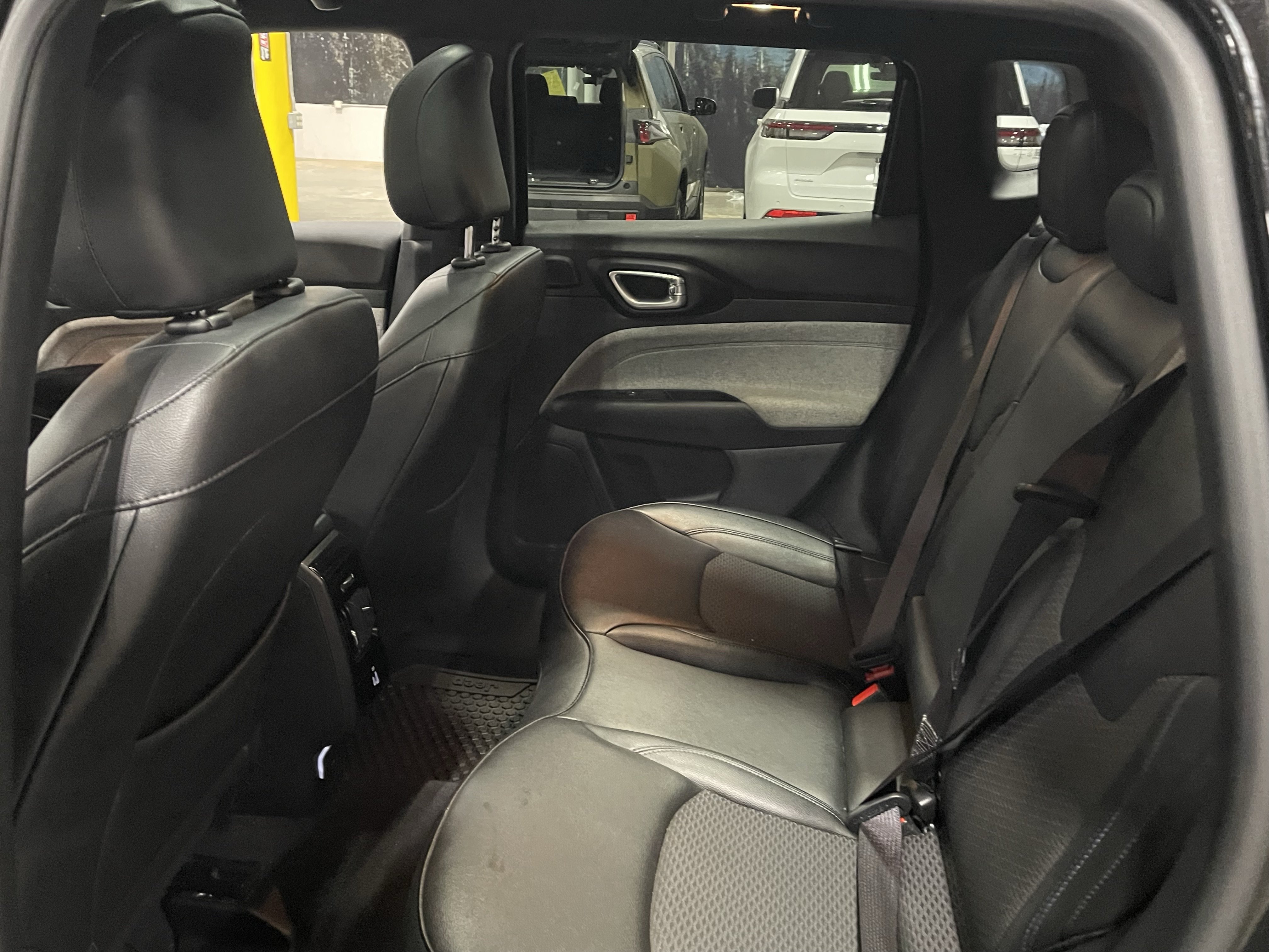 Certified 2025 Jeep Compass Latitude w/ Sun & Sound Group AWD/4WD image 14