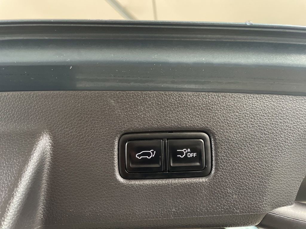 Used 2023 Kia Carnival EX FWD image 11