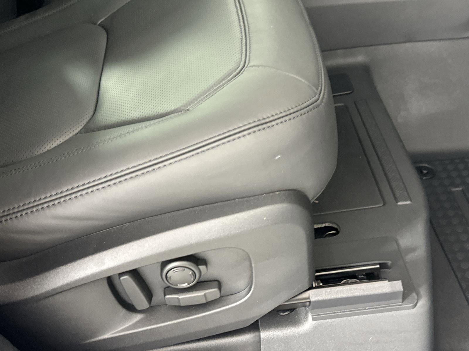 Used 2025 Land Rover Defender 110 X-Dynamic SE image 36