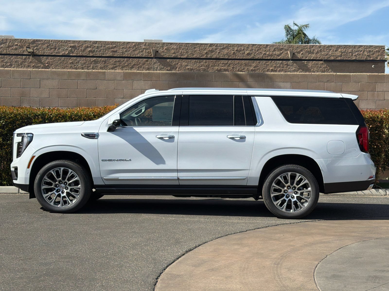 New 2026 GMC Yukon XL Denali w/ Denali Reserve Package RWD image 7