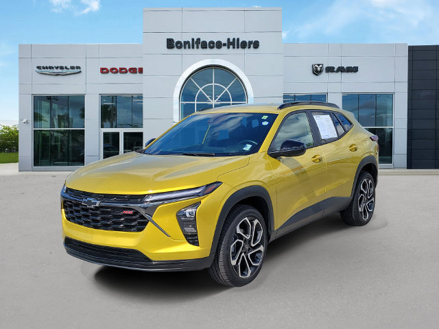 Used 2025 Chevrolet Trax RS FWD image 2