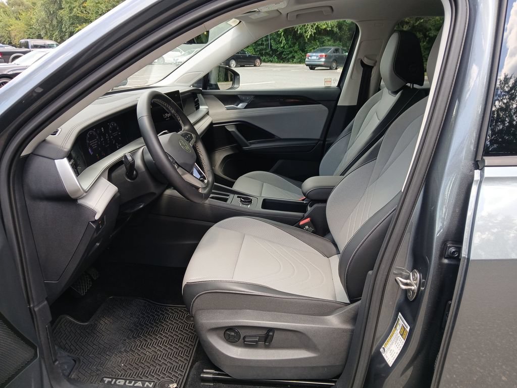 Used 2026 Volkswagen Tiguan SE w/ Panoramic Sunroof Package AWD/4WD image 11