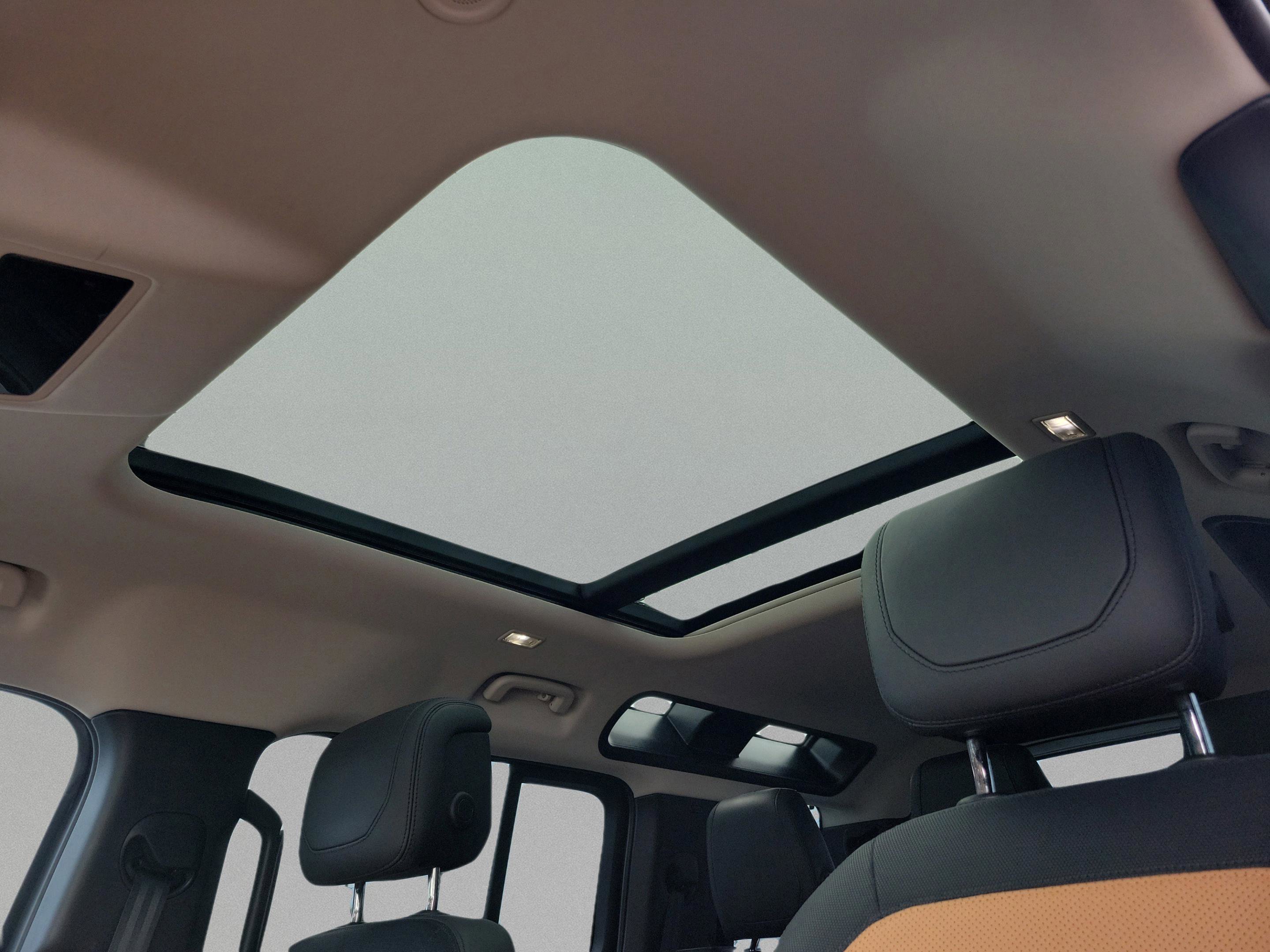 Used 2024 Land Rover Defender 110 X-Dynamic SE image 31