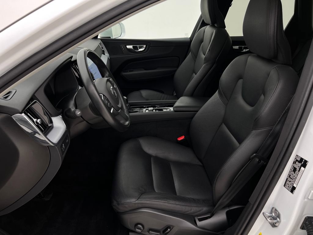 Used 2020 Volvo XC60 T5 Momentum image 11
