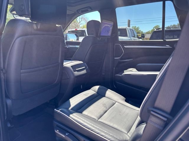 Used 2025 Cadillac Escalade Premium Luxury AWD/4WD image 30