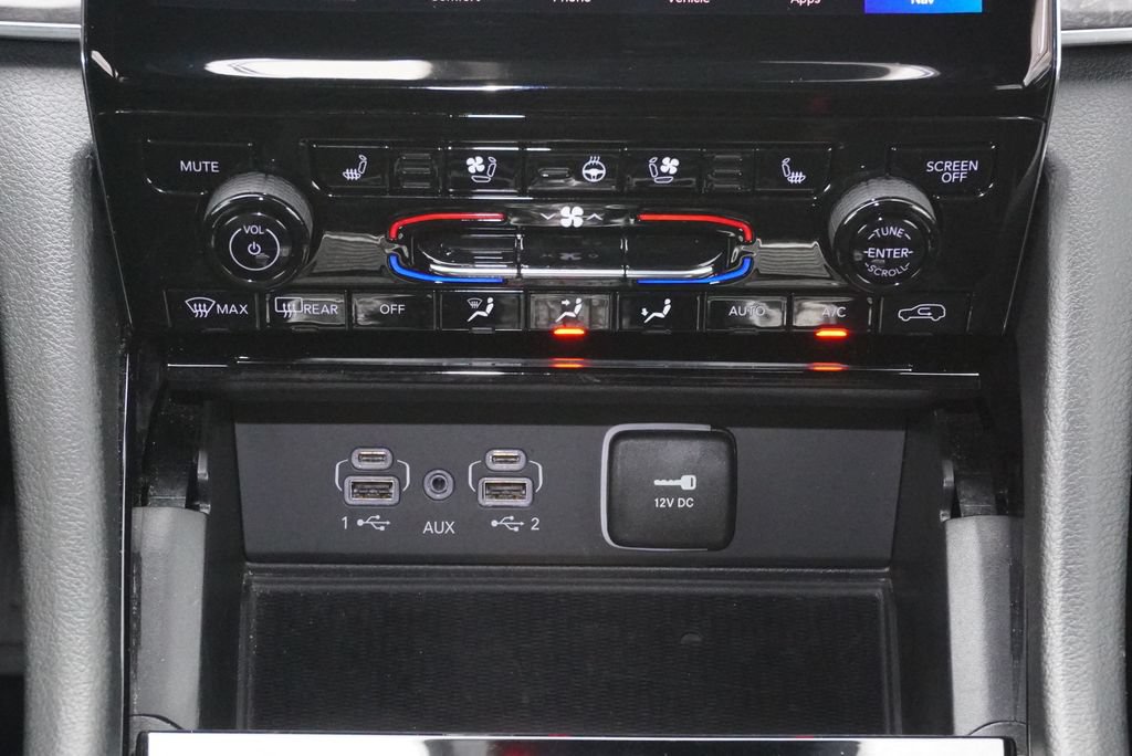 Used 2024 Jeep Grand Cherokee Overland w/ Luxury Tech Group IV AWD/4WD image 16