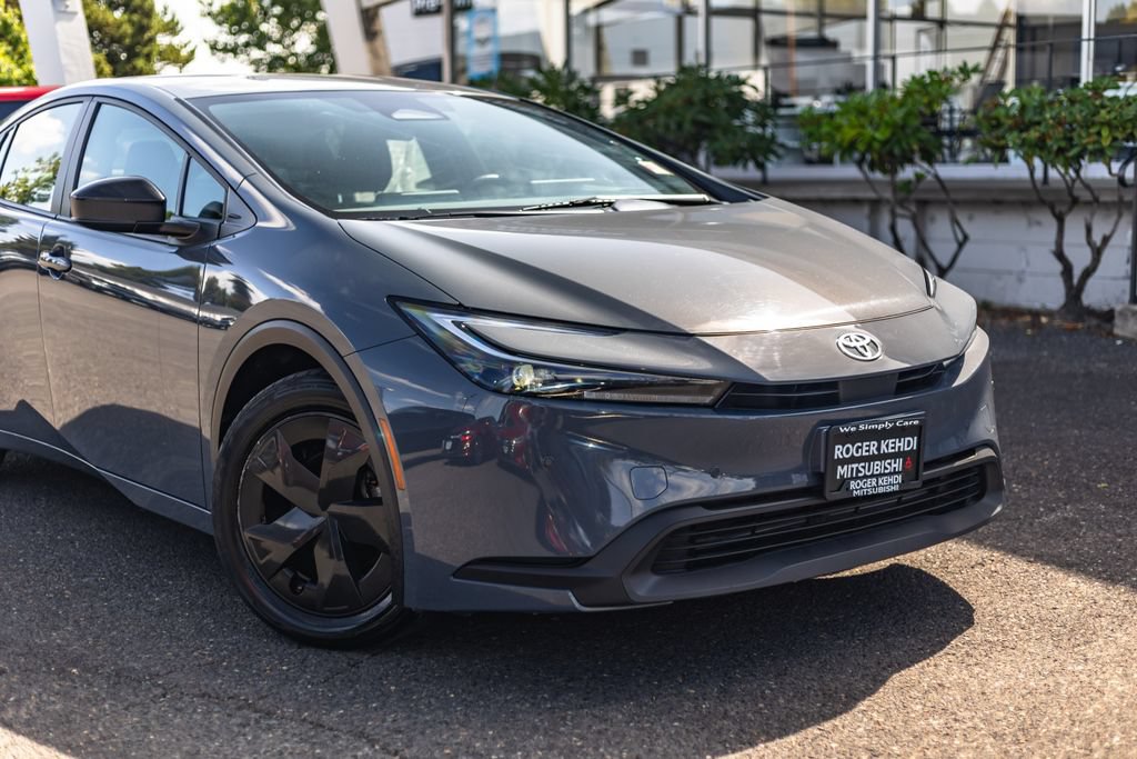 Used 2025 Toyota Prius LE FWD image 3