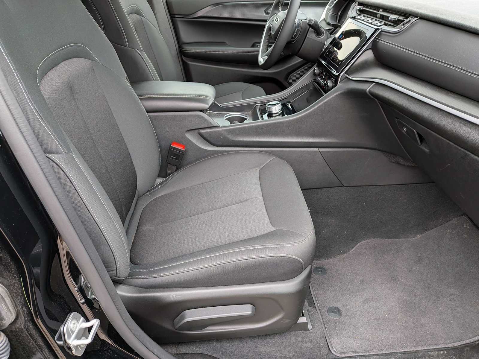 Used 2025 Jeep Grand Cherokee Laredo X w/ Luxury Tech Group I AWD/4WD image 20
