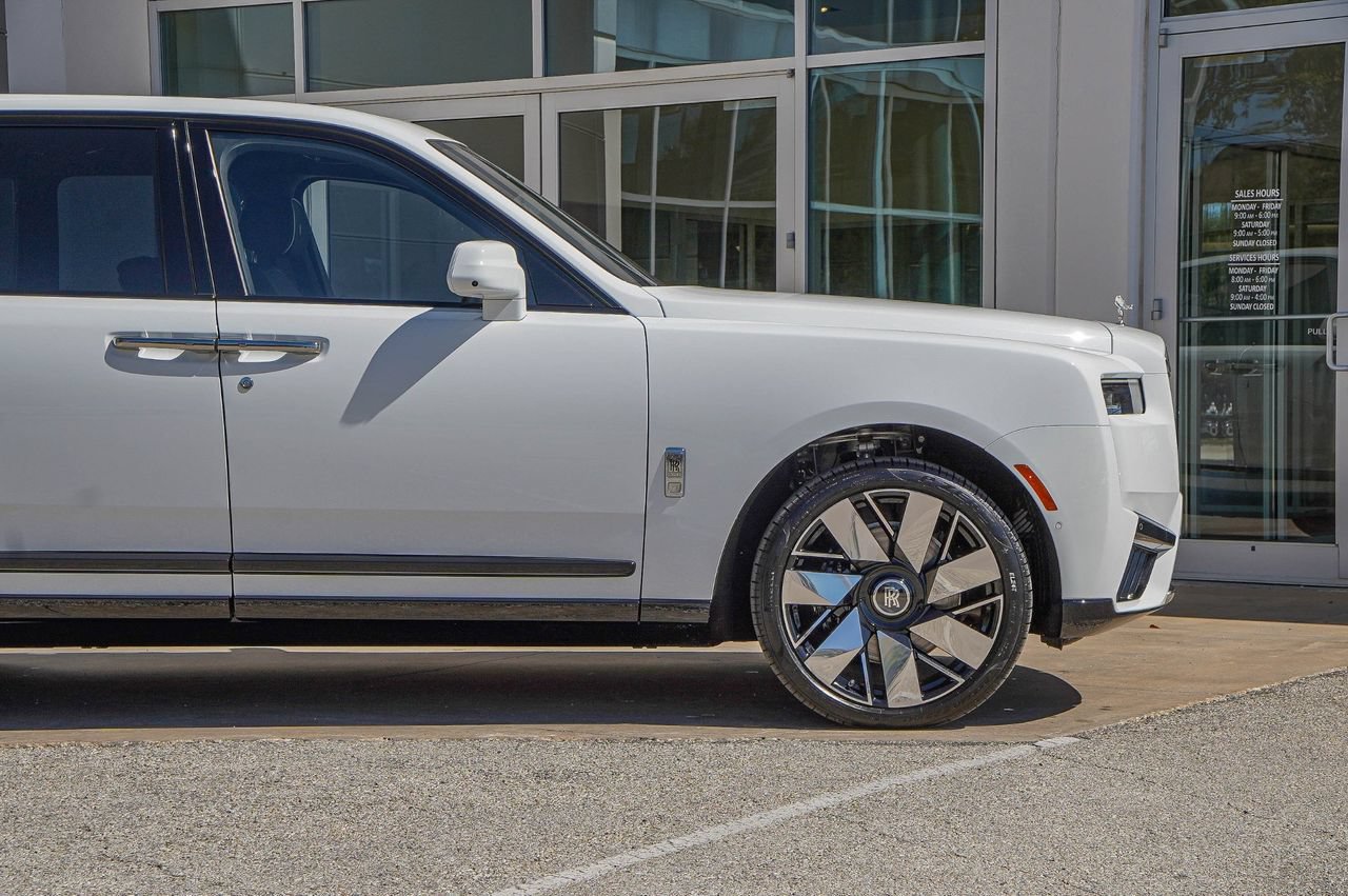 New 2026 Rolls-Royce Cullinan AWD/4WD image 7